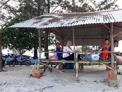 Pukan, Pantai Cantik Untuk Habiskan Sore Di Bangka