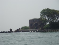 Pulau dengan Benteng Besar Itu Bernama Kelor