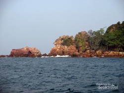 Pulau di Sumut Ini Punya Deretan Tebing Batu yang Keren