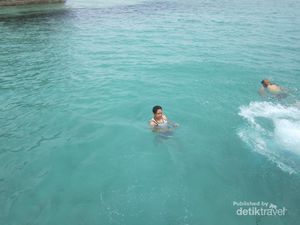 Pulau Semak Daun yang Airnya Bening Banget