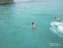 Pulau Semak Daun yang Airnya Bening Banget