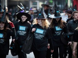 Puluhan Penyihir Serbu London!