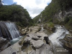 Punya 2 Warna, Ini Air Terjun Unik di Sumba