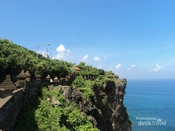 Pura Uluwatu di Bali, Antara Pemandangan Cantik & Monyet Nakal
