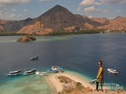 Rela Trekking Demi View di Pulau Cantik Labuan Bajo Ini