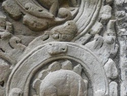 Relief Dinosaurus yang Misterius di Candi Kamboja