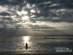Rileks Dulu di Pantai Dreamland Bali