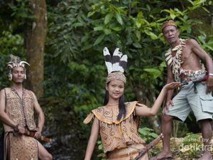 Ritual dari Dayak Ini Diakhiri dengan Mandi Bara Api