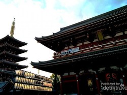 Romantisme Kuil Sensoji Jepang Saat Senja