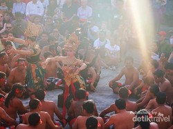 Romantisnya Senja & Tari Kecak di Uluwatu