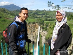 Saat Air Terjun Berpadu dengan Pelangi