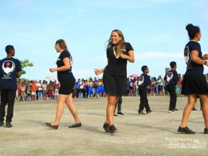 Saat Bule-bule Cantik Asyik Menari Yospan di Raja Ampat