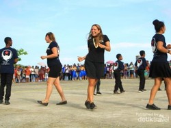 Saat Bule-bule Cantik Asyik Menari Yospan di Raja Ampat
