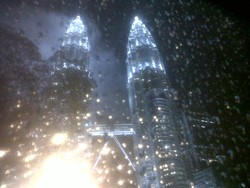 Saat Hujan, Menara Petronas Makin Cantik!