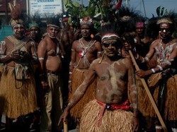Saat Peresmian Gereja, Warga Papua Menari Bersama
