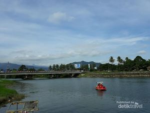 Santai di Sungai Batang Anai