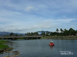 Santai di Sungai Batang Anai