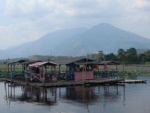 Santai di Warung Apung Situ Bagendit Garut