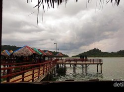 Santai Sejenak di Atas Laut Lhok Seudu yang Indah
