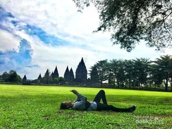 Santai Sejenak di Candi Prambanan