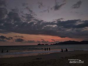 Santai Sore di Pantai Pulau Merah