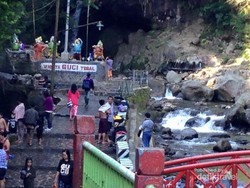 Segar! Berendam di Pemandian Guci Tegal