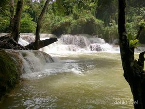 Segarnya Air Terjun Kuang Si di Luang Prabang