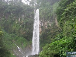 Segarnya Dihempas Air Terjun Tawangmangu