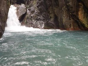 Segarnya Main Basah-basahan di Curug Leuwi Hejo Bogor