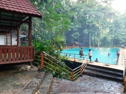 Segarnya Mandi di Kolam Alami Ermes