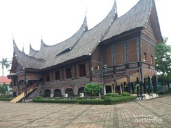 Sehari Keliling Indonesia di TMII