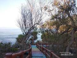 Sejenak Hilangkan Penat di Pantai Tanjung Papuma