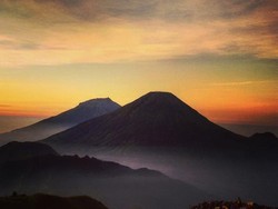 Semangat Mendaki Demi Golden Sunrise di Gunung Prau