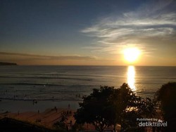 Senja di Restoran Berlatar Panorama Pantai Dreamland Bali