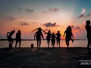 Senja Istimewa di Pulau Benan