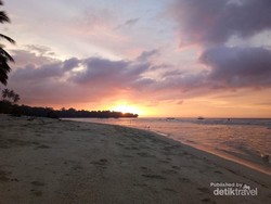 Senja Romantis di Pantai Kaluku