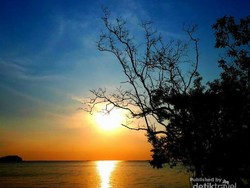 Senja Tenggelam di Pantai Tanjung Pendam