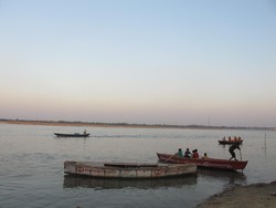 Senja yang Magis di Sungai Gangga