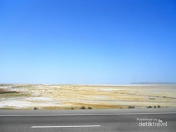 Sensasi Berendam di Danau Garam Ketiga Terbesar di Dunia