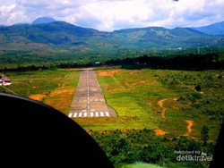 Sensasi Seru Naik Pesawat Berbaling Satu