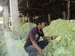 Sepenggal Kisah Penambang Belerang di Gunung Ijen
