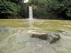 Seperti Pantai & Punya Gua, Ini Air Terjun Unik Tarunggang