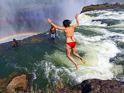 Seramnya Berenang di Kolam Iblis!