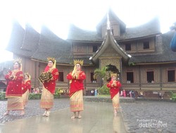 Serasa Jadi Keluarga Raja Saat Liburan di Istana Pagaruyung Sumbar