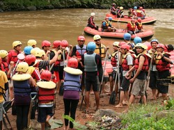 Seru! Arung Jeram di Derasnya Sungai Serayu