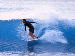 Seru! Nonton Surfer Taklukan Ombak di Dreamland, Bali