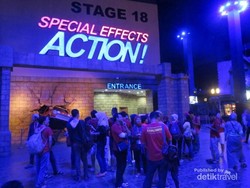 Serunya Aksi Ledakan Pom Bensin, Cuma di Trans Studio!