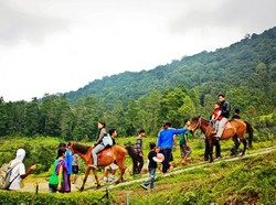 Serunya Berkuda di Kompleks Candi Gedongsongo, Semarang