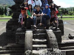 Serunya Foto Bareng Hanoman di Candi Arjuna, Dieng