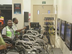 Serunya Latihan Mengendarai Truk Raksasa di Papua